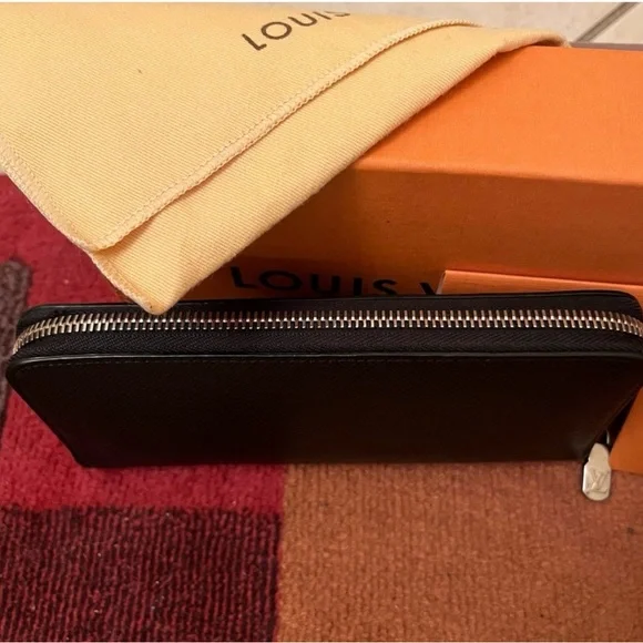 *LIKE NEW* -  LOUIS VUITTON ZIPPY VERTICAL TIAGA LEATHER (BLACK) - - Picture 6 of 11